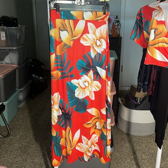 NWOT LULAROE (no tag) TOP & SKIRT MIAMI FLORAL DESIGN. SZ L - Picture 3 of 10